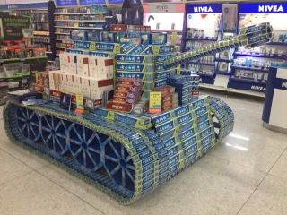Illustration for article titled Chinese Store Displays Are the Best